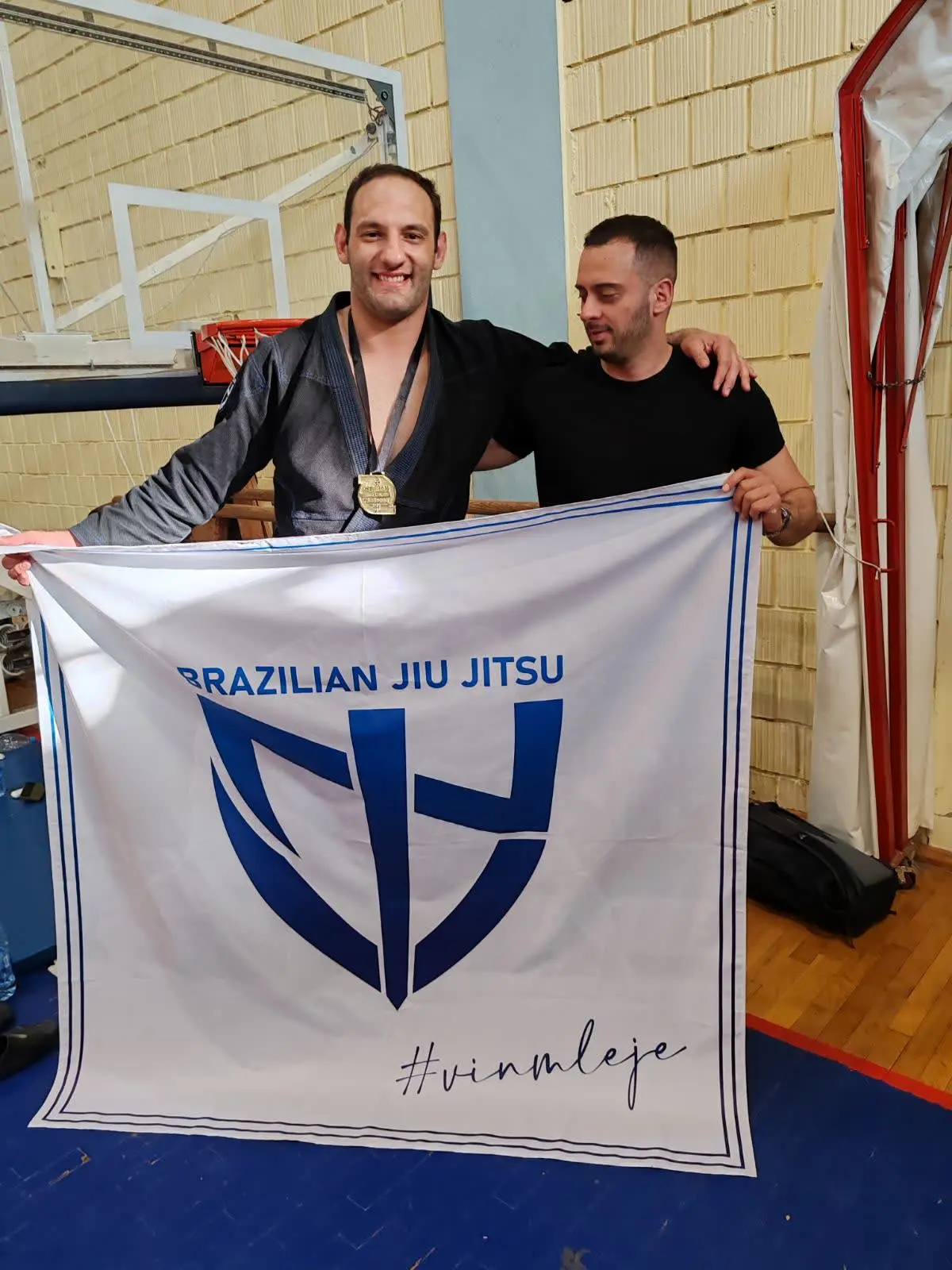 Filip Božić sa medaljom i klupskom zastavom