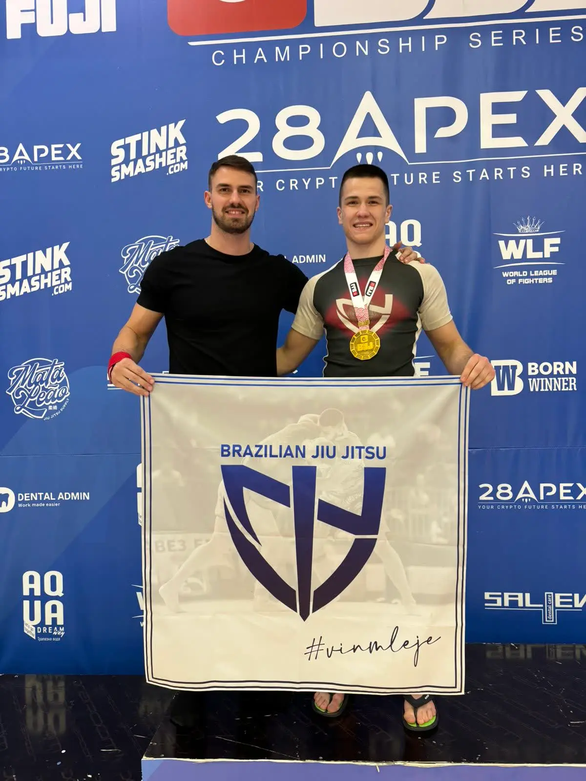 Nemanja Jovanović Kelme i mladi šampion Nemanja Ristić sa zastavom kluba